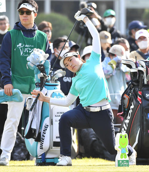 KKT杯バンテリン・レディース最終日　1番ティーグラウンドでストレッチをする仲宗根澄香（撮影・岩下翔太）