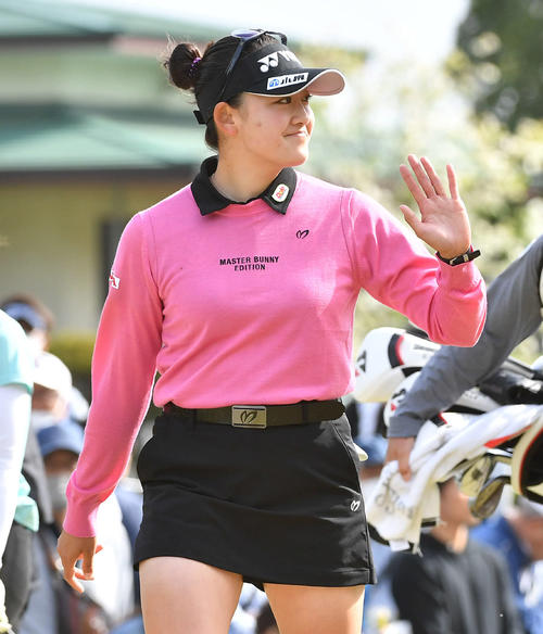 KKT杯バンテリン・レディース最終日　1番、笑顔で手を振りながら第2打へ向かう岩井千怜（撮影・岩下翔太）