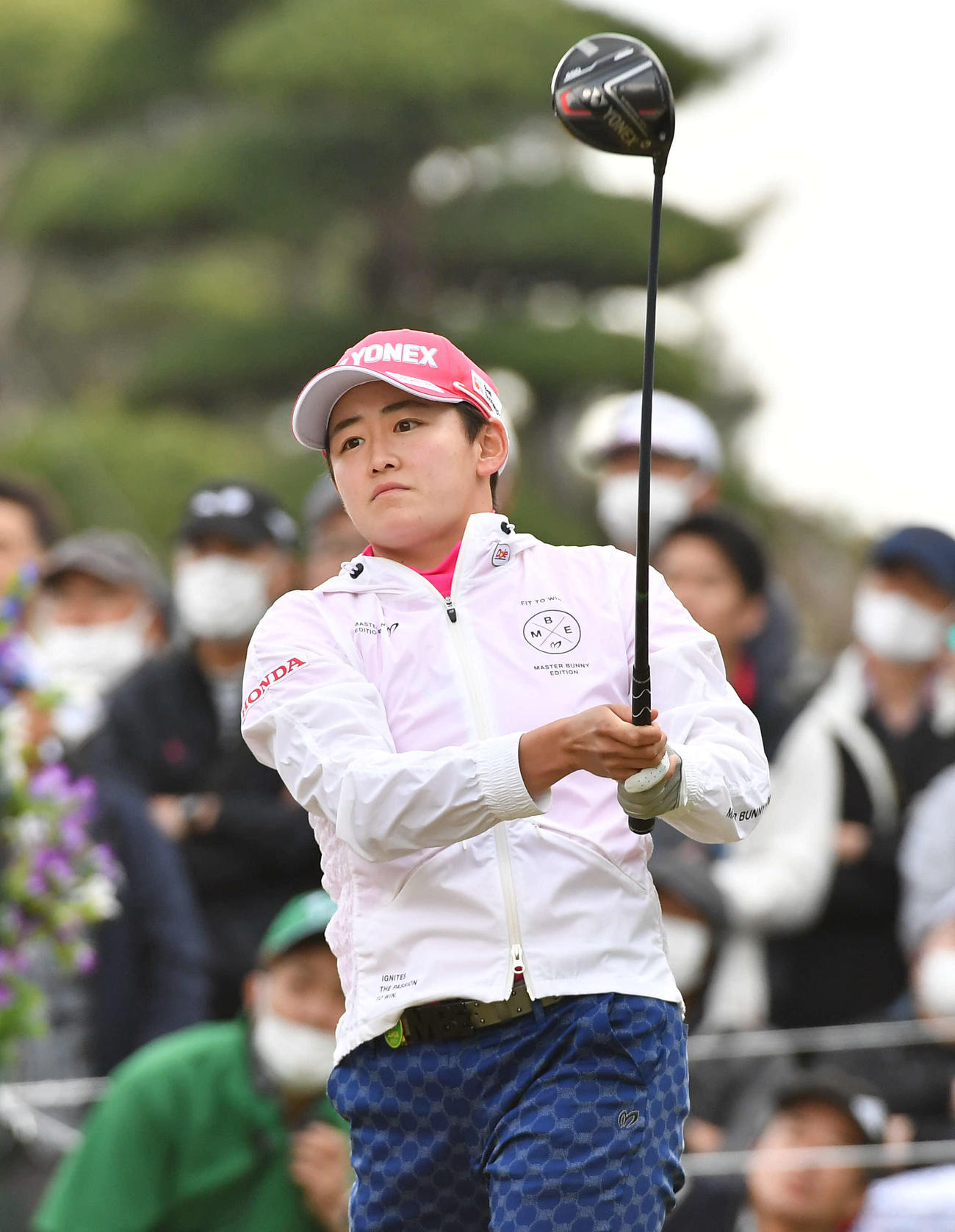 KKT杯バンテリン・レディース最終日　1番、ティーショットを放つ岩井明愛（撮影・岩下翔太）