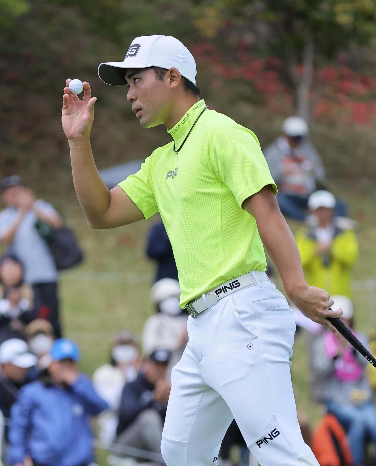 9番、バーディーパットを沈めた蝉川はギャラリーの拍手に応える（撮影・上田博志）