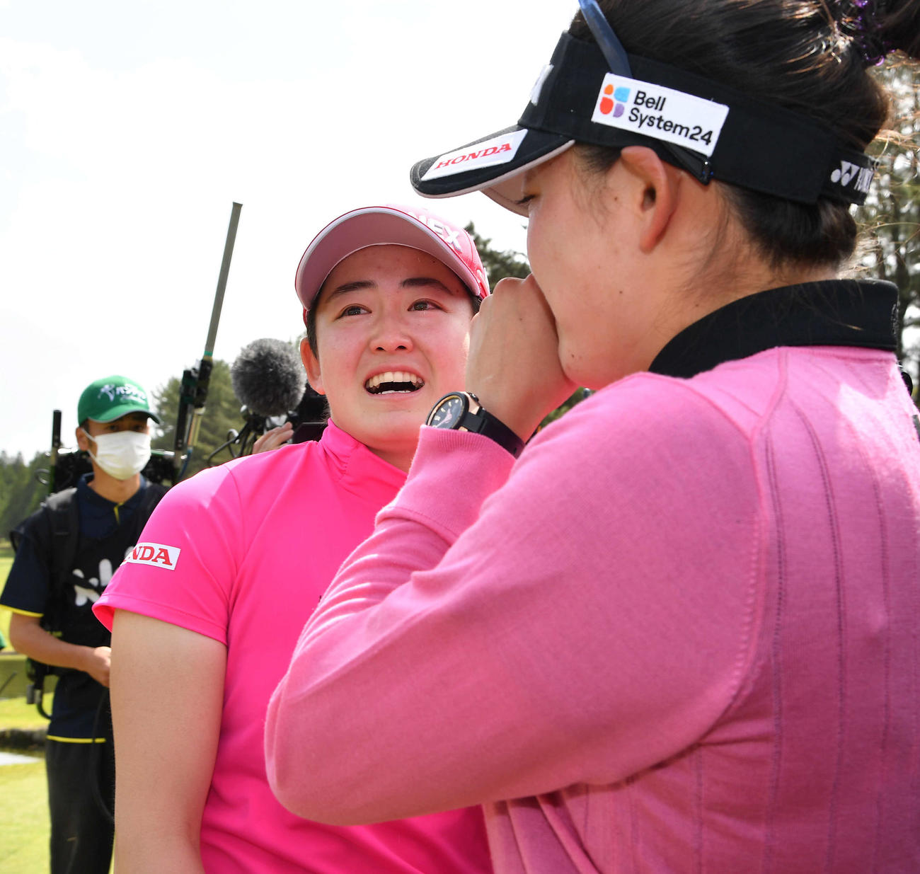 KKT杯バンテリン・レディース最終日　優勝した岩井明愛（左）は、双子の妹・岩井千怜に祝福されて涙を流す（撮影・岩下翔太）