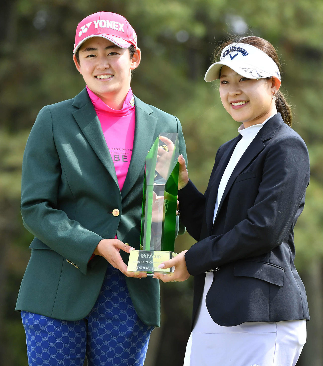 KKT杯バンテリン・レディース最終日　優勝した岩井明愛（左）は、ベストアマチュア賞を受賞した吉田鈴とトロフィーを掲げる（撮影・岩下翔太）
