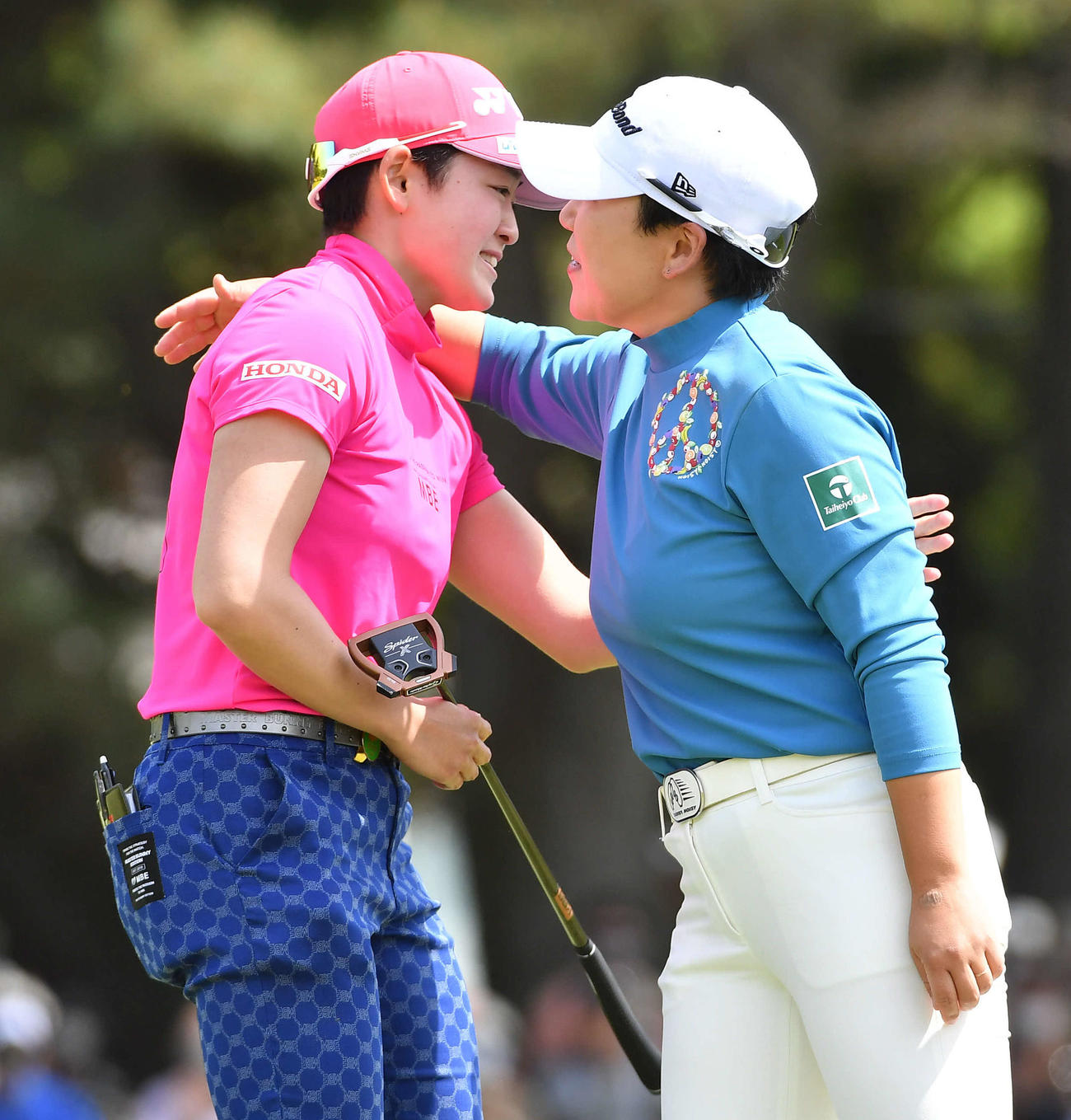 KKT杯バンテリン・レディース最終日　優勝した岩井明愛（左）は、申ジエと抱き合う（撮影・岩下翔太）
