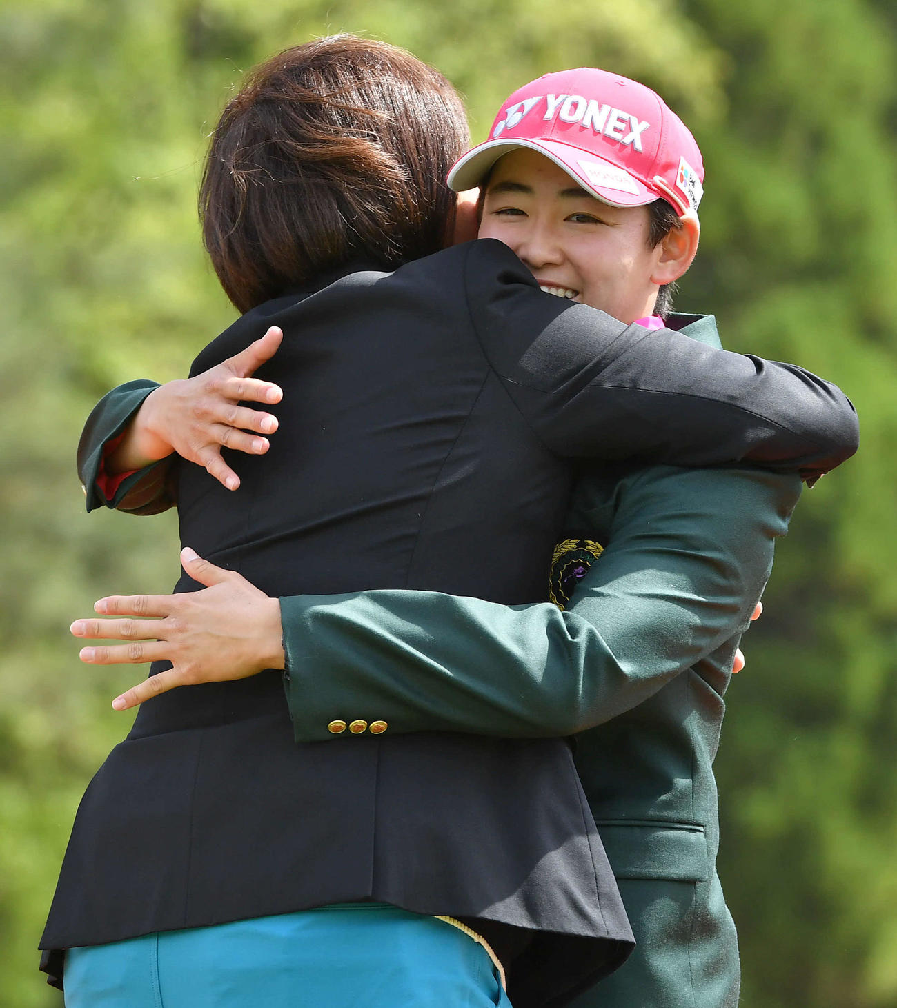 KKT杯バンテリン・レディース最終日　表彰式を終え、JLPGA小林浩美会長（左）から優勝を祝福されて笑顔を見せる岩井明愛（撮影・岩下翔太）