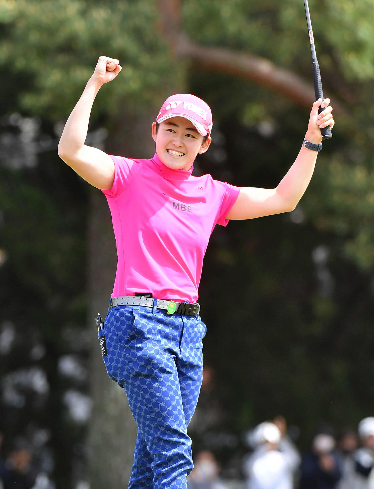 初優勝し笑顔でガッツポーズを決める岩井明愛（撮影・岩下翔太）