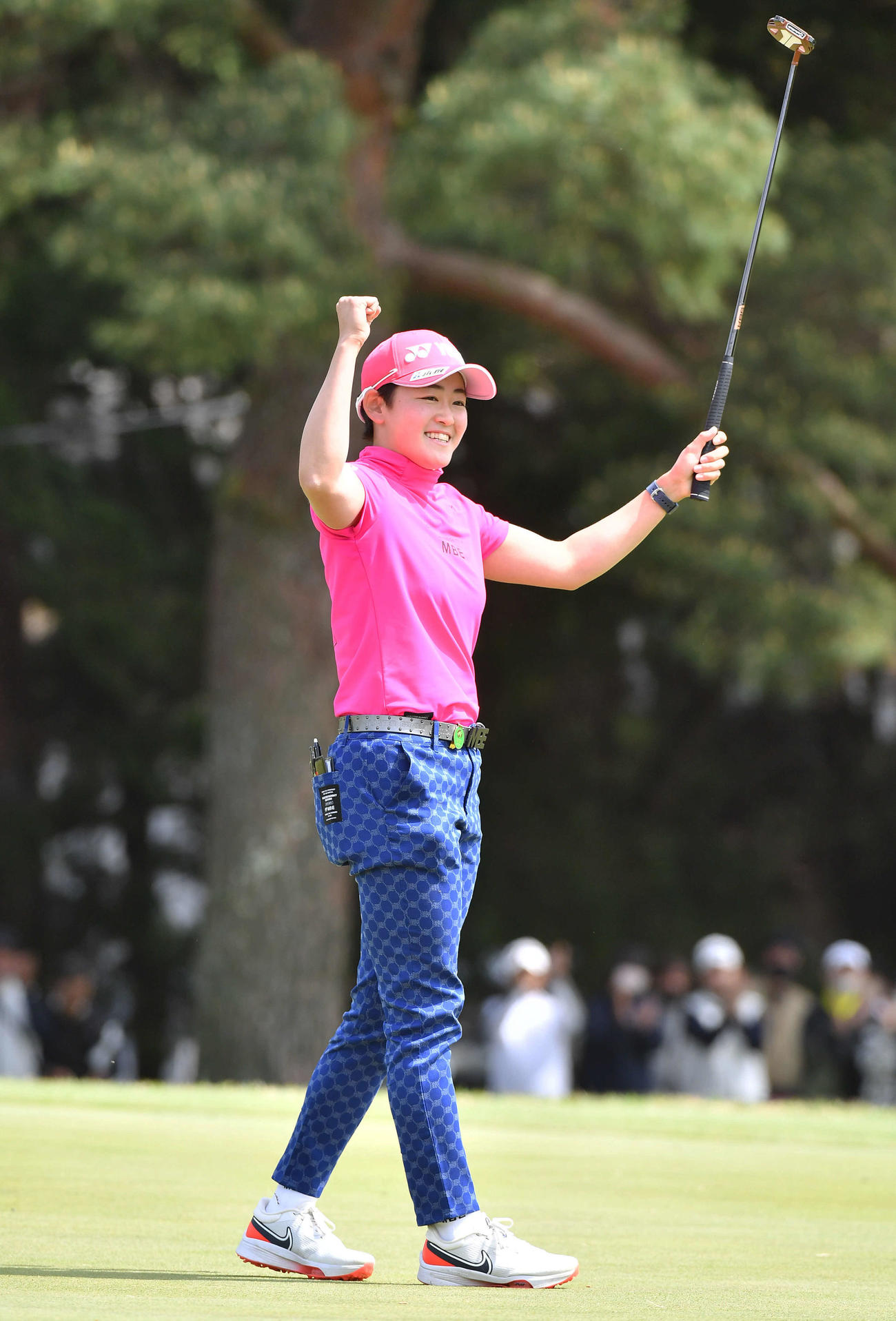 KKT杯バンテリン・レディース最終日　優勝した岩井明愛は、笑顔でガッツポーズする（撮影・岩下翔太）