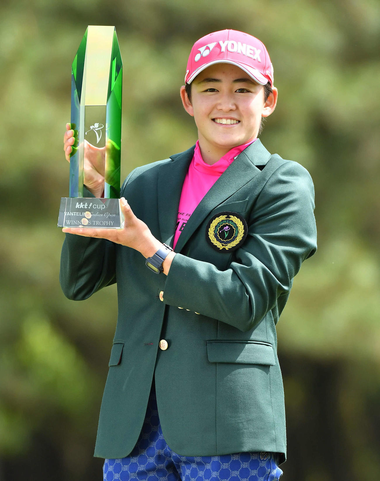 KKT杯バンテリン・レディース最終日　優勝した岩井明愛は、笑顔でトロフィーを掲げる（撮影・岩下翔太）