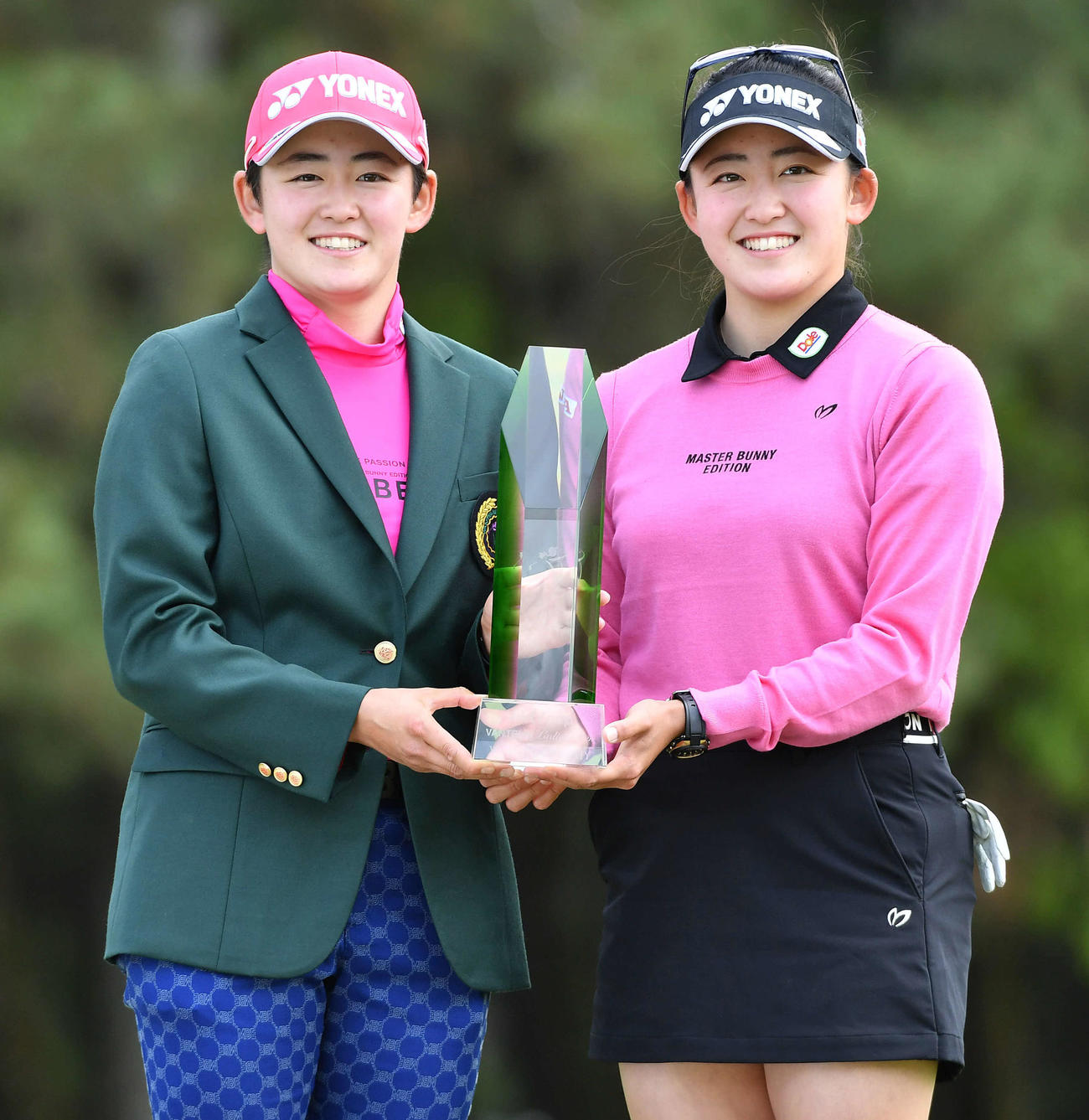 初優勝した岩井明愛（左）は、双子の妹・千怜とトロフィーを手に取り笑顔を見せる（撮影・岩下翔太）
