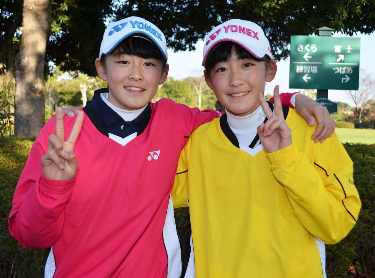 15年12月、日神カップ・日刊スポーツジュニアオープンゴルフに出場し笑顔を見せる岩井明愛（左）と千怜