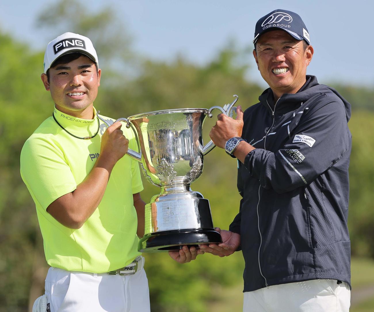 プロ初優勝を決めた蝉川（左）と清水キャディーは優勝カップを手に笑顔を見せる（撮影・上田博志）