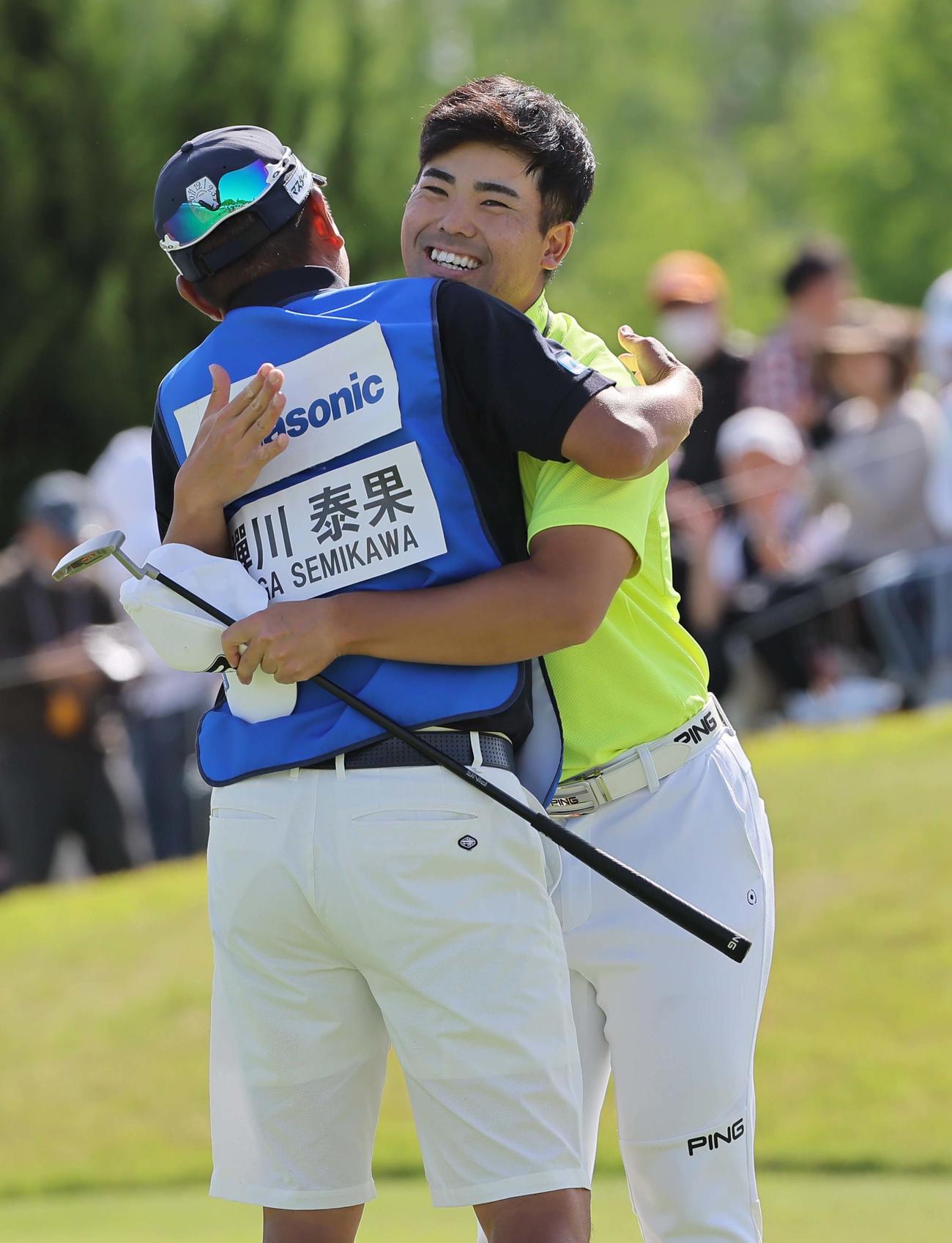 プロ初優勝を決めた蝉川（右）は清水キャディーと抱き合って喜ぶ（撮影・上田博志）