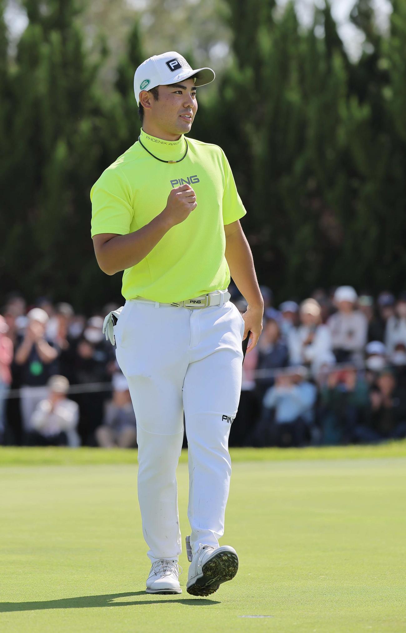 18番、プロ初優勝を決めた蝉川はガッツポーズをする（撮影・上田博志）