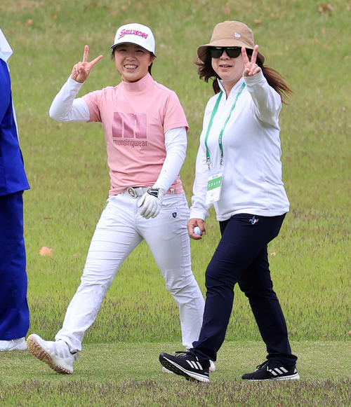 練習ラウンド中、笑顔でVサインする手塚彩馨（左）（撮影・浅見桂子）