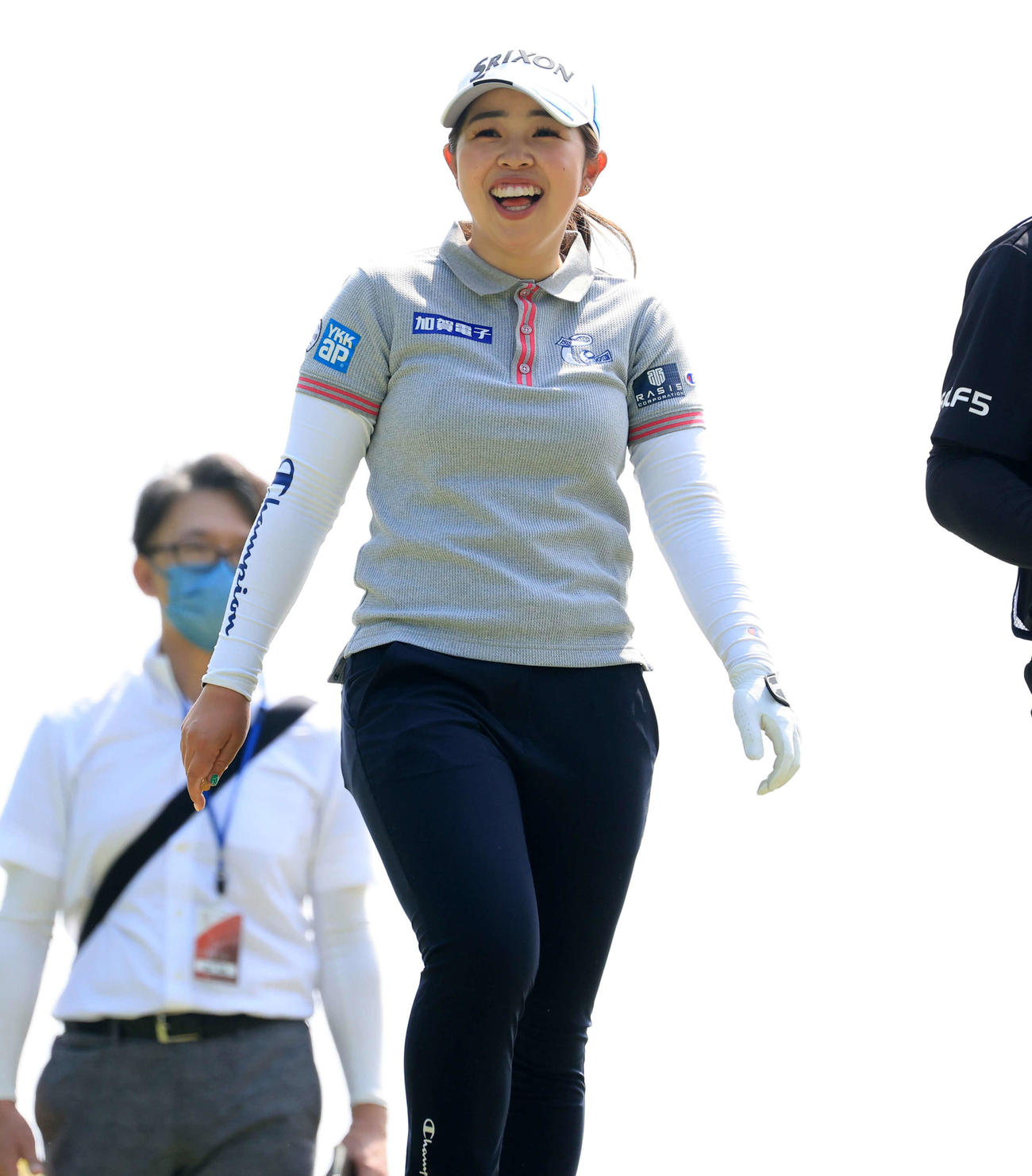 9番、ティーショットを放ち笑顔の山下（撮影・浅見桂子）