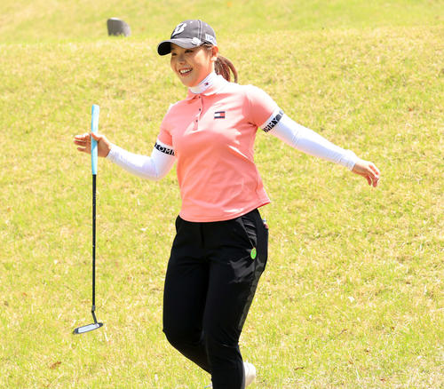 9番、ティーショットを放ち、笑顔で走りだす吉田（撮影・浅見桂子）