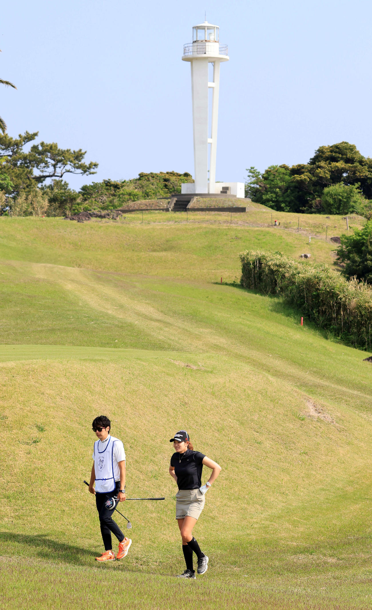 灯台を背に13番に向かう原英（撮影・浅見桂子）