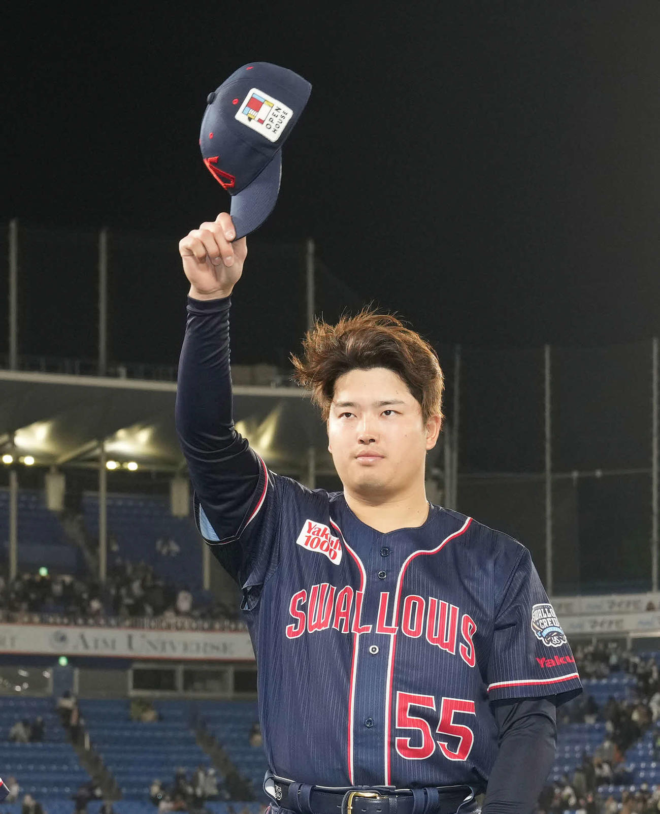 ヤクルト対DeNA　ヒーローインタビュー後、ファンにあいさつする村上宗隆（23年4月11日撮影）