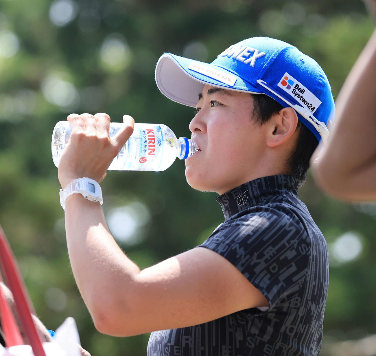 9番で、水分補給する岩井明（撮影・浅見桂子）