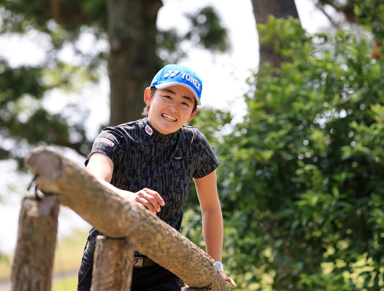 9番への坂を上がりながら笑顔を見せる岩井明（撮影・浅見桂子）