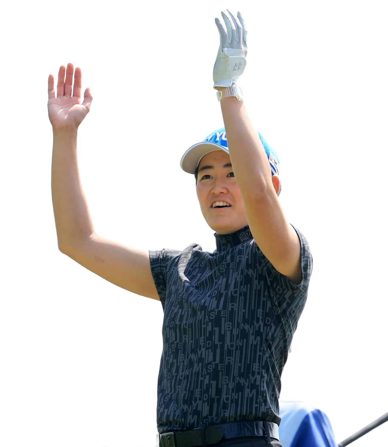 9番でアマ選手の打球にバンザイする岩井明（撮影・浅見桂子）