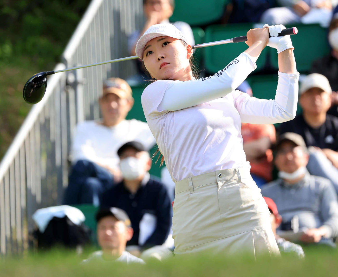 1番、ティーショットを放つ石井（撮影・浅見桂子）