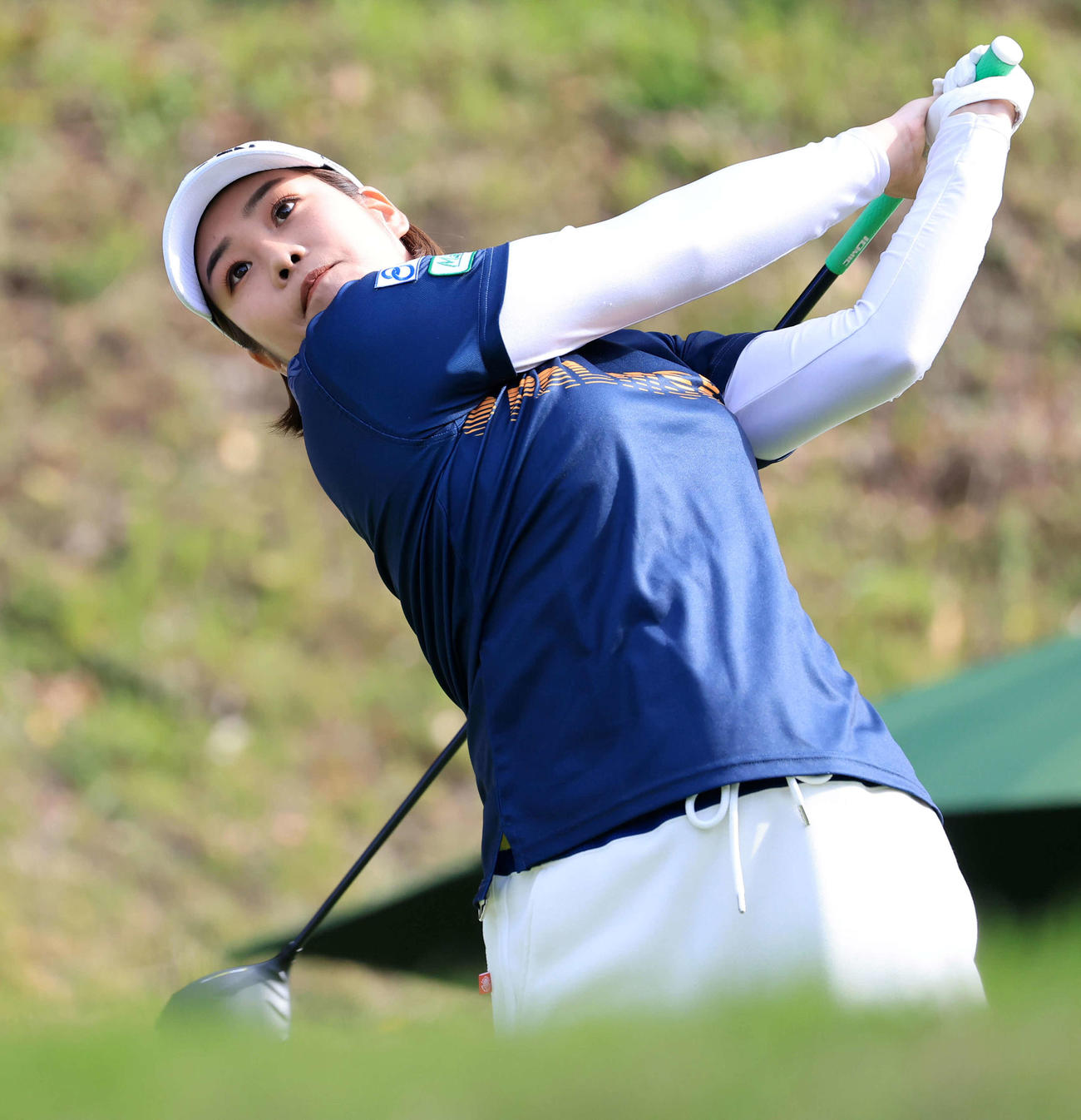 1番、ティーショットを放つ浜田（撮影・浅見桂子）