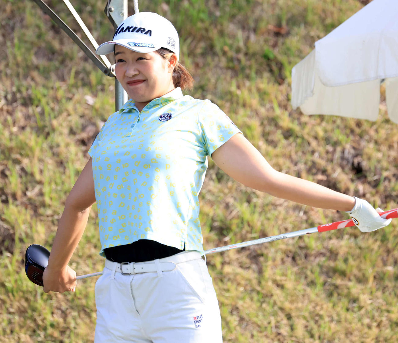 1番、ストレッチする松本（撮影・浅見桂子）