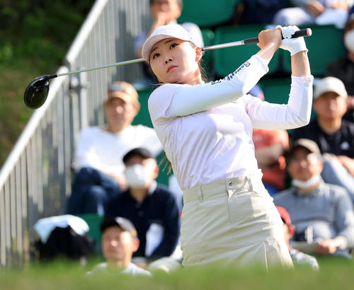 1番、ティーショットを放つ石井（撮影・浅見桂子）