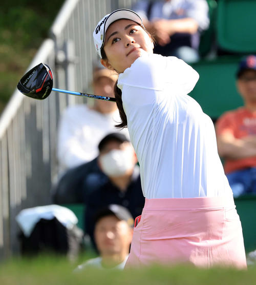 1番、ティーショットを放つ新垣（撮影・浅見桂子）
