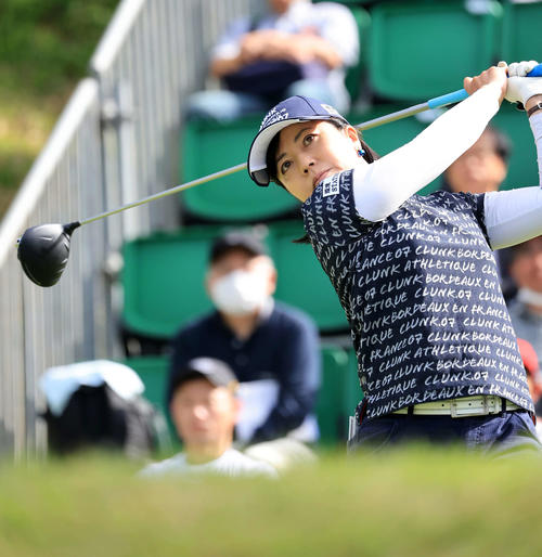 1番、ティーショットを放つ下川（撮影・浅見桂子）