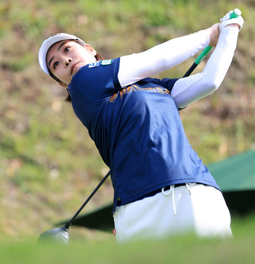 1番、ティーショットを放つ浜田（撮影・浅見桂子）