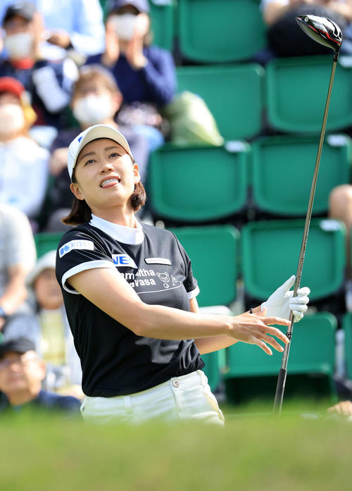 1番、ティーショットを放つ原江（撮影・浅見桂子）