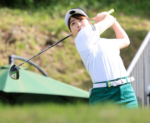 1番、ティーショットを放つ田辺（撮影・浅見桂子）