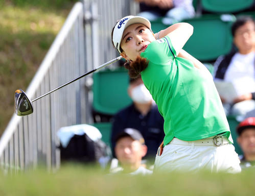 1番、ティーショットを放つ種子田（撮影・浅見桂子）