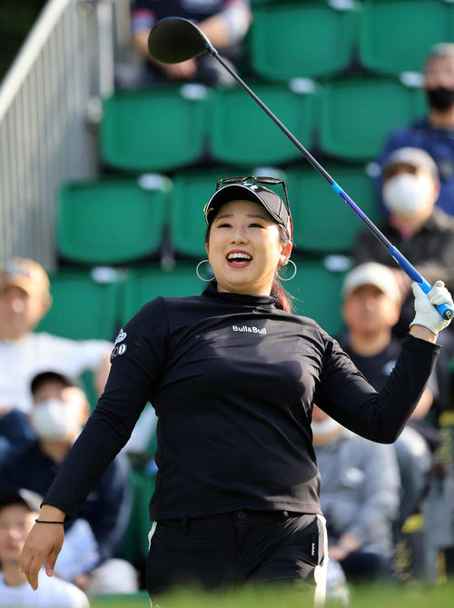1番、ティーショットを放つ照山（撮影・浅見桂子）