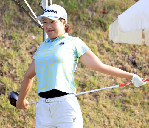 1番、ストレッチする松本（撮影・浅見桂子）