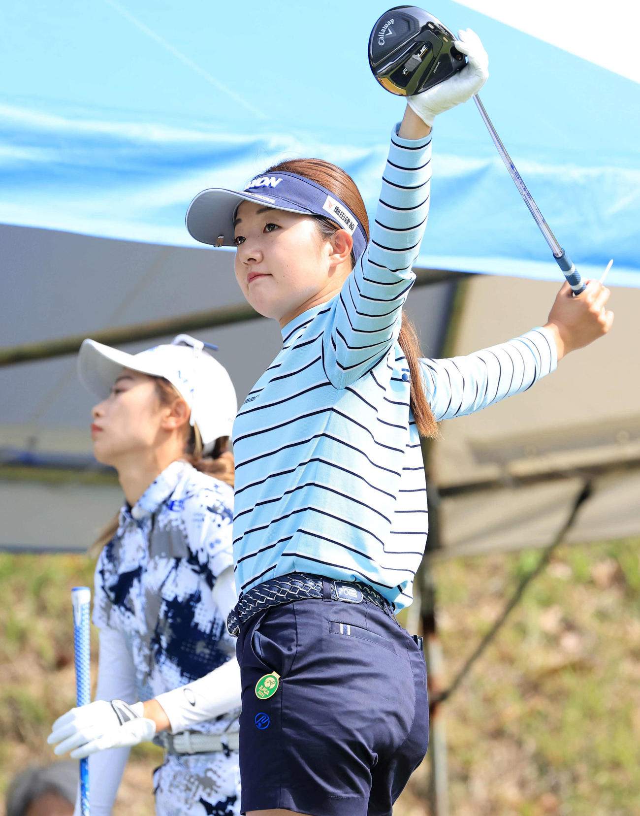 1番、ストレッチする岸部（撮影・浅見桂子）