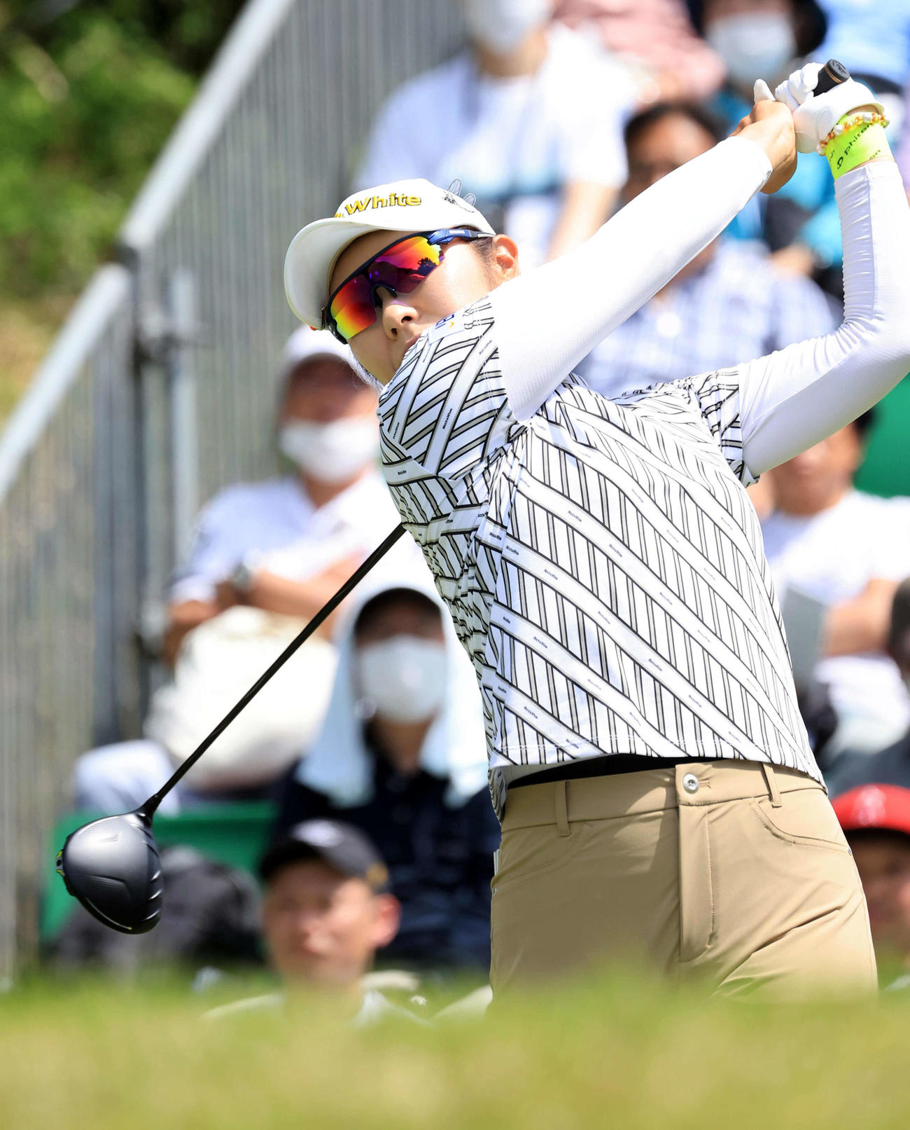 1番、ティーショットを放つ藤田（撮影・浅見桂子）