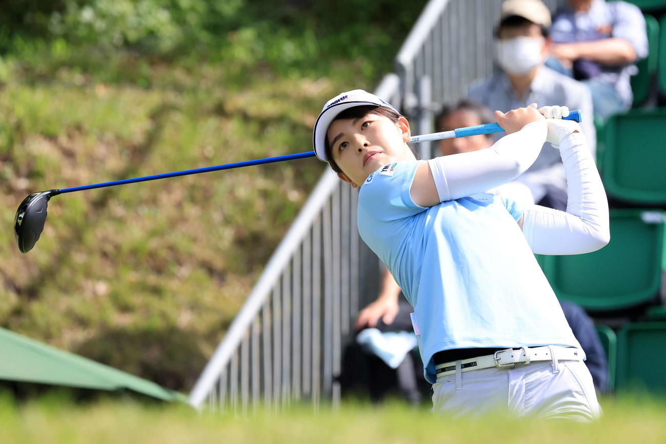 1番、ティーショットを待つ木村（撮影・浅見桂子）