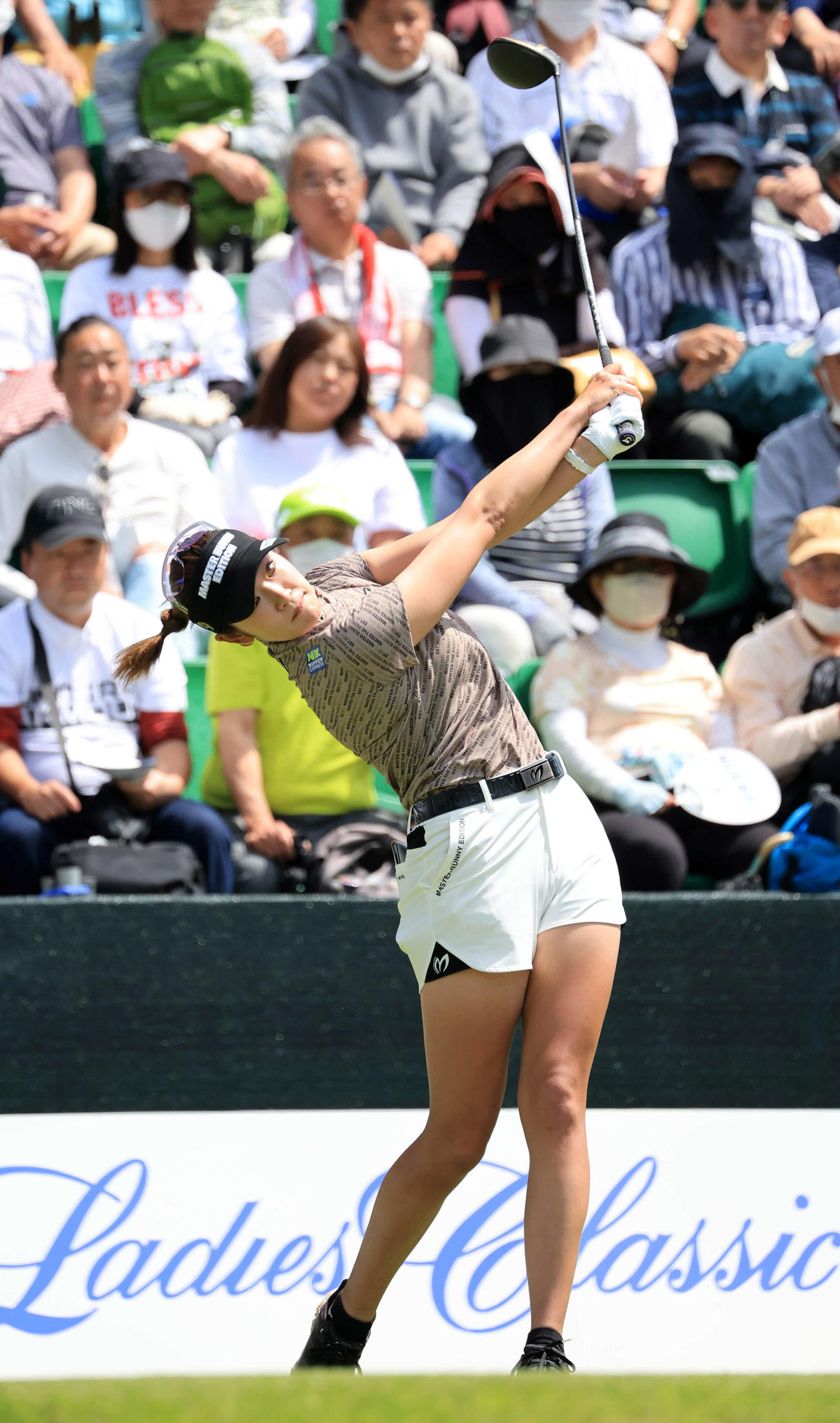 1番、ティーショットを放つ原英（撮影・浅見桂子）