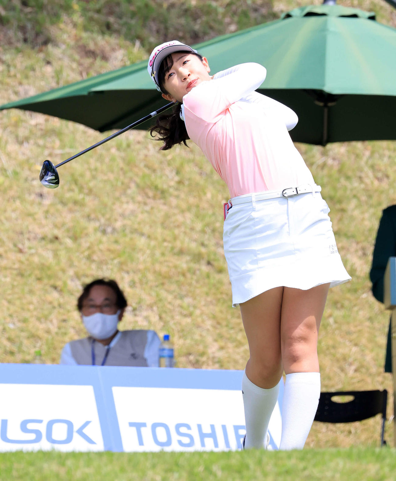 1番、ティーショットを放つ菅沼（撮影・浅見桂子）