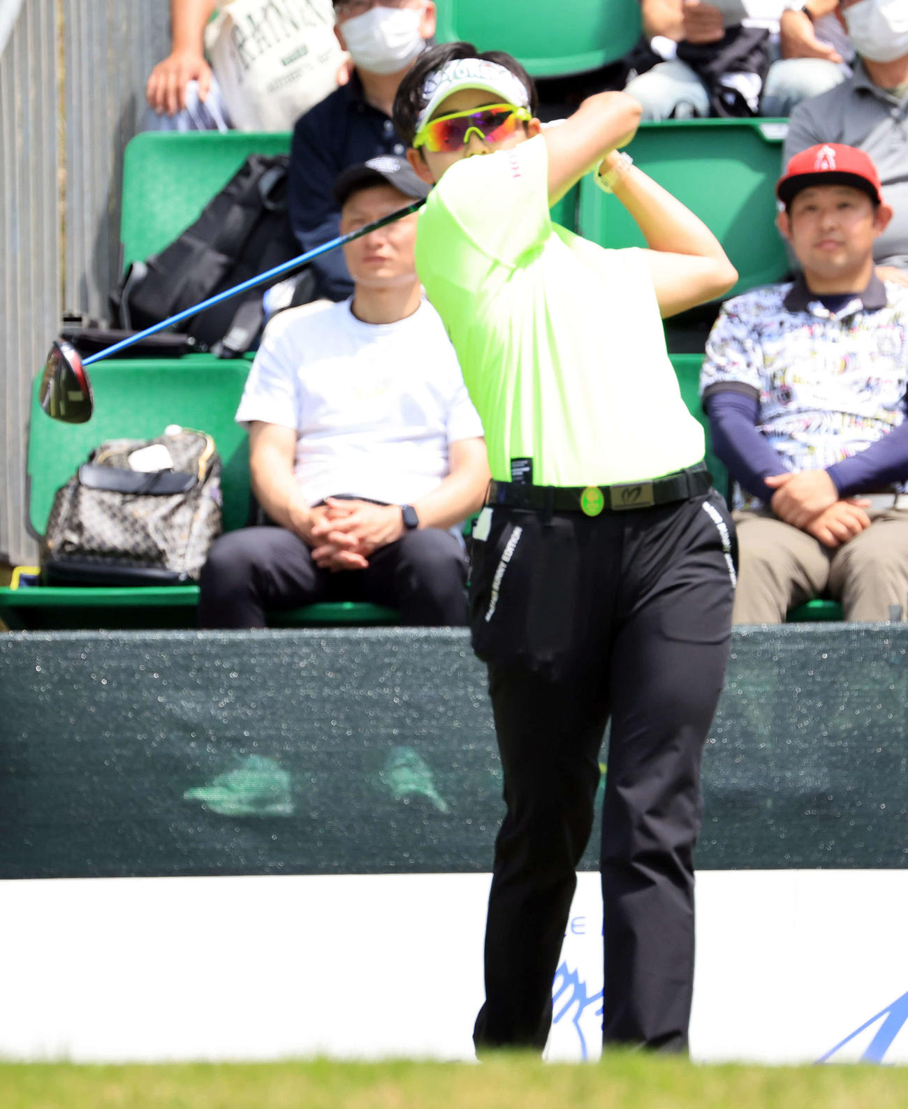 1番、ティーショットを放つ岩井明（撮影・浅見桂子）