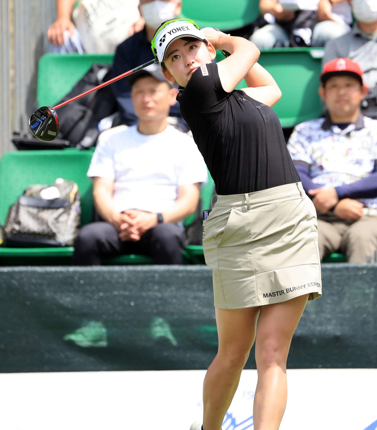 1番、ティーショットを放つ岩井千（撮影・浅見桂子）