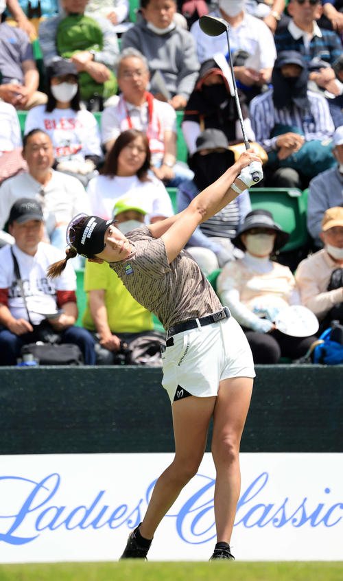 1番、ティーショットを放つ原英（撮影・浅見桂子）