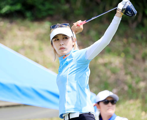 1番、ストレッチする金田（撮影・浅見桂子）