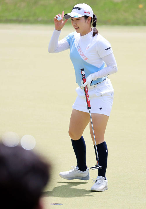 4番、バーディーを決めあいさつする小祝（撮影・浅見桂子）