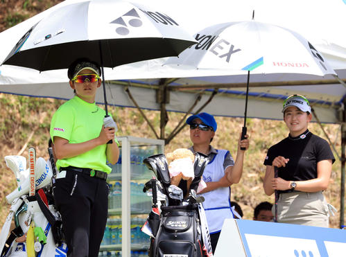 1番、ティーを待つ岩井明（左）と岩井千（撮影・浅見桂子）
