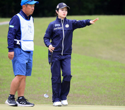 2番、グリーンを確認する三ケ島（撮影・浅見桂子）