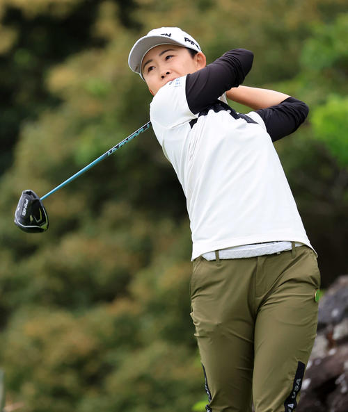 3番、ティーショットを放つ前田（撮影・浅見桂子）