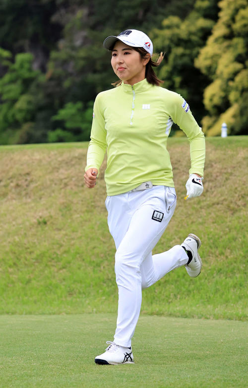 3番、ティーショットを放ち走りだす小野（撮影・浅見桂子）